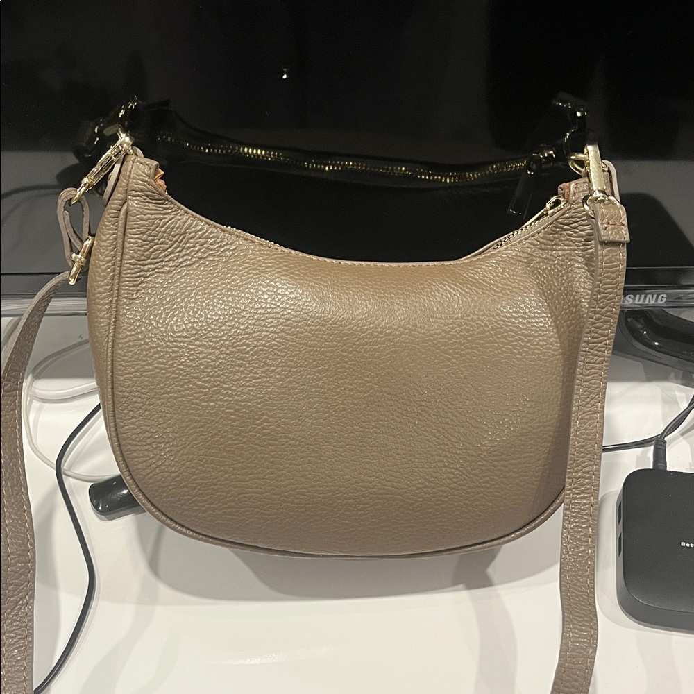 Elegant Tan Leather Shoulder Bag